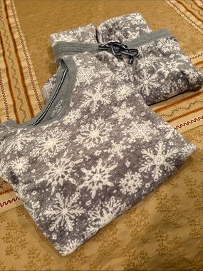NWOT Nautica Gray and White Snowflake Lounge Pajama Set, Polyester Blend, XL